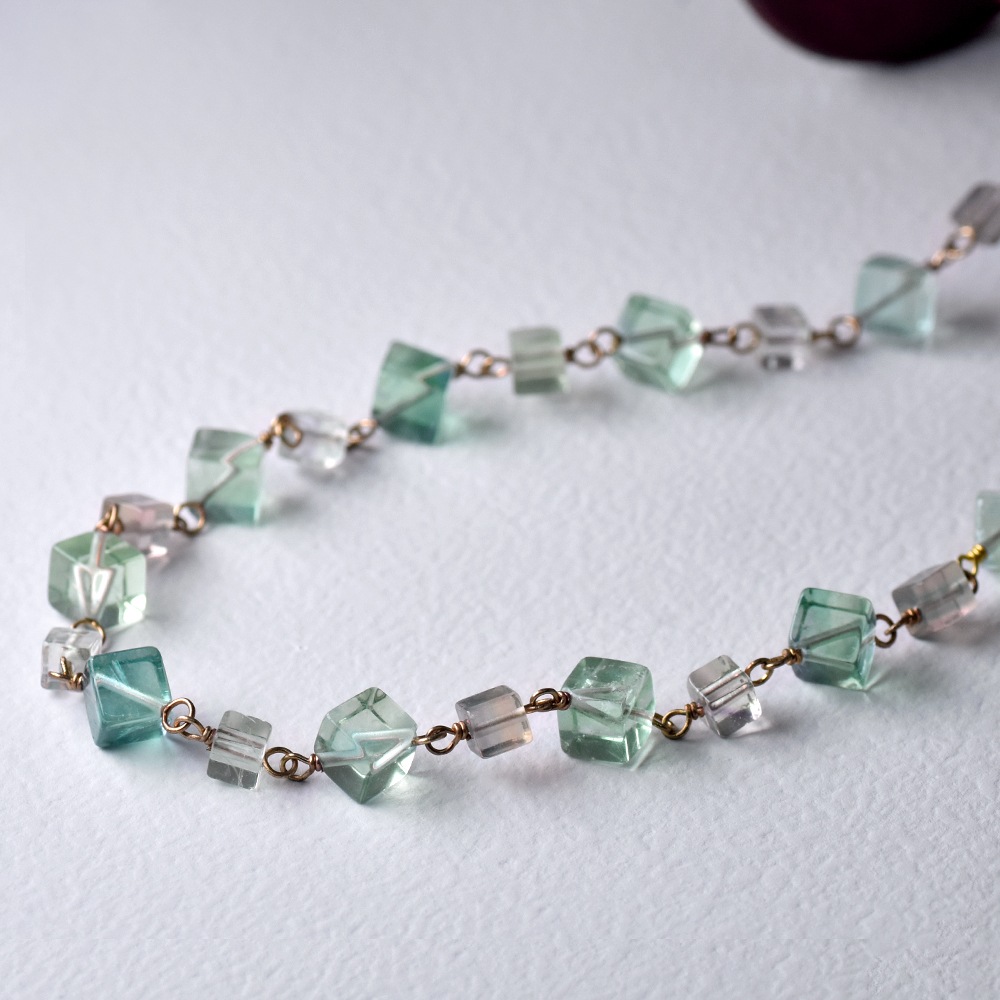 フローライト キューブカット ショートネックレス(ブルー・グリーン)