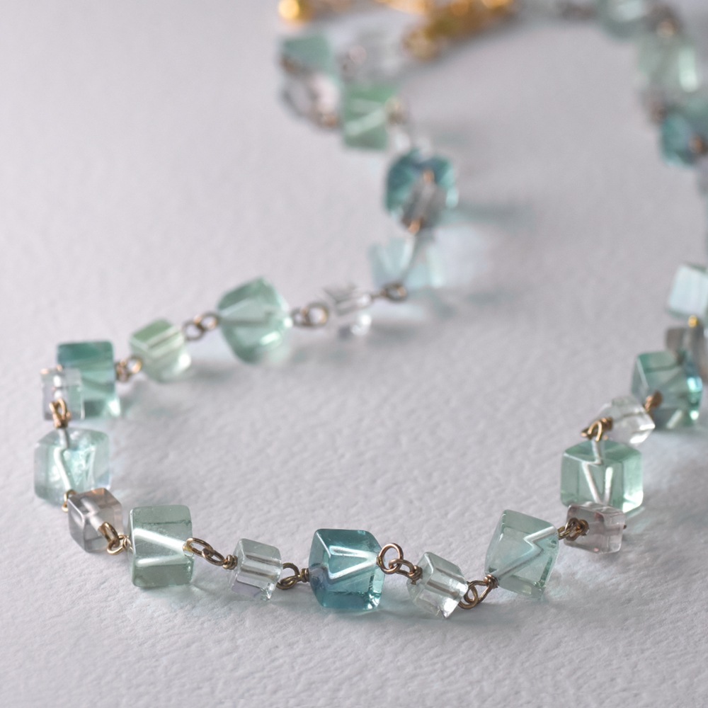 フローライト キューブカット ショートネックレス(ブルー・グリーン)