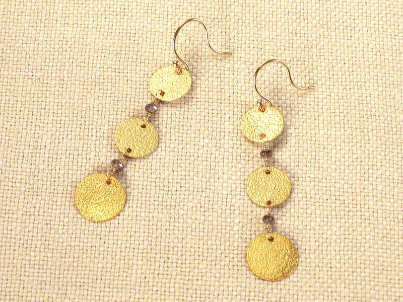 K18ブラウンダイヤラウンドプレート３連ピアス