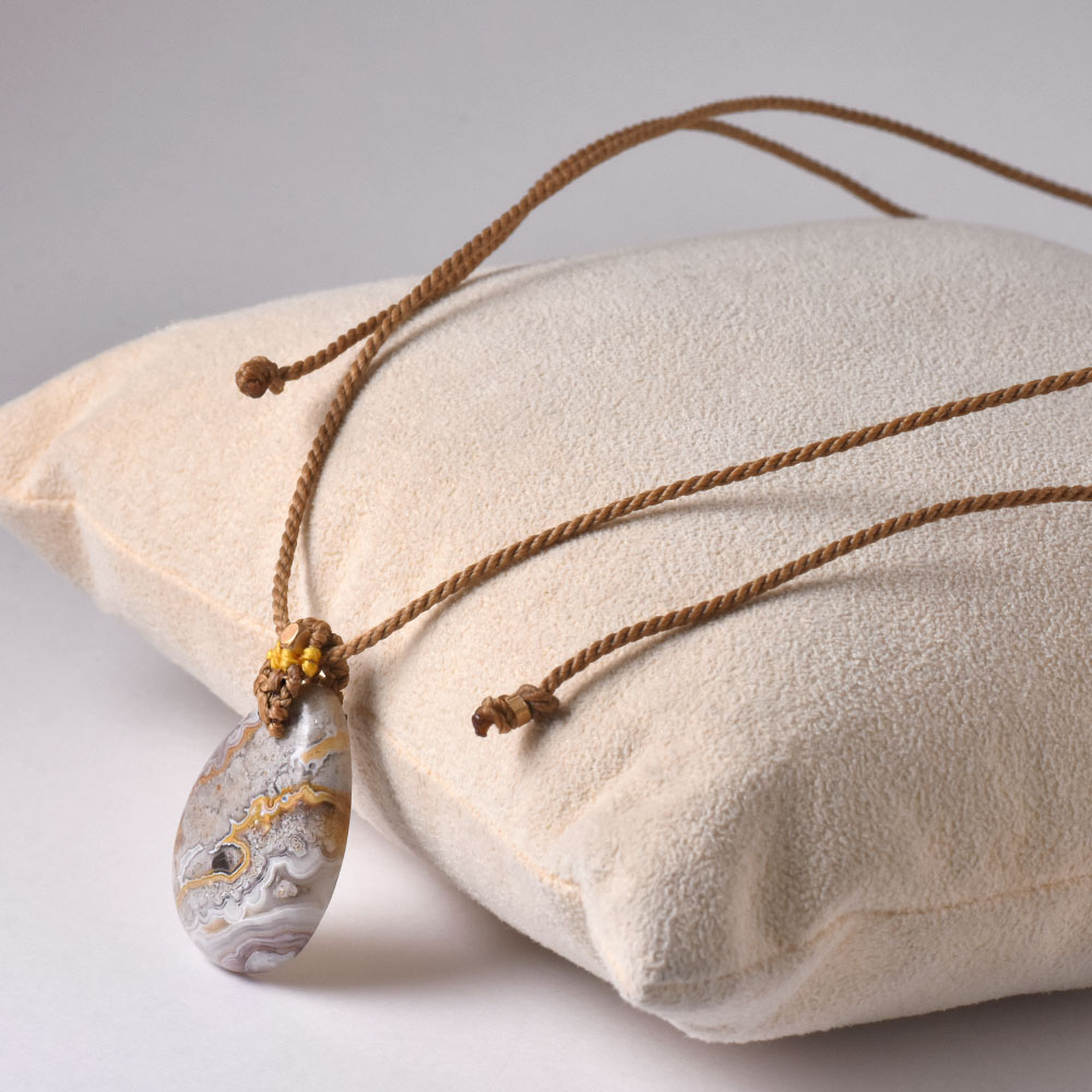 クレイジーレースアゲイト マクラメ編みネックレス