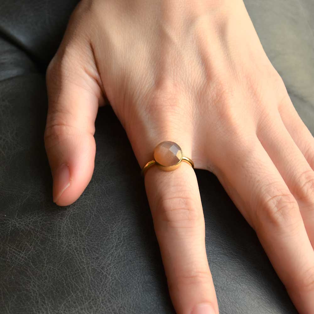 SVストーンベゼルリング　ピーチムーンストーン【Fortune Stone Table】