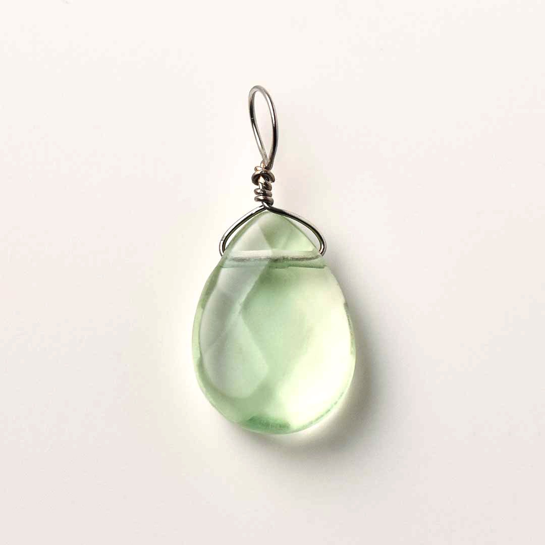 カラーで選ぶチャーム　フローライト【Fortune Stone Table】