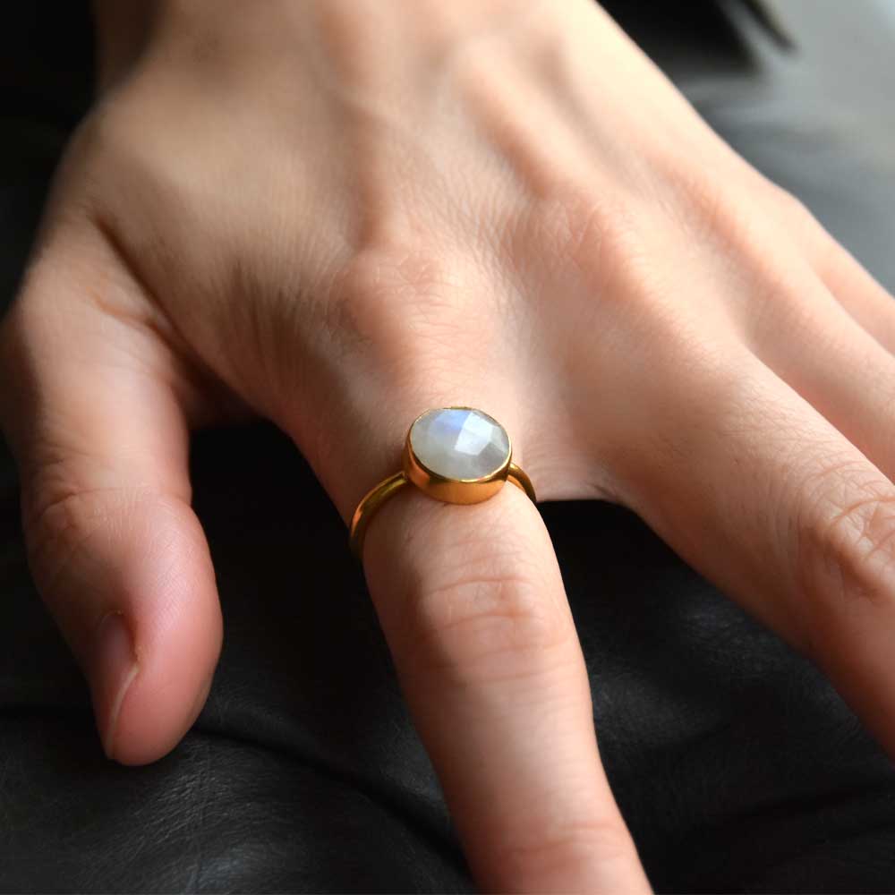 SVストーンベゼルリング レインボームーンストーン【Fortune Stone Table】