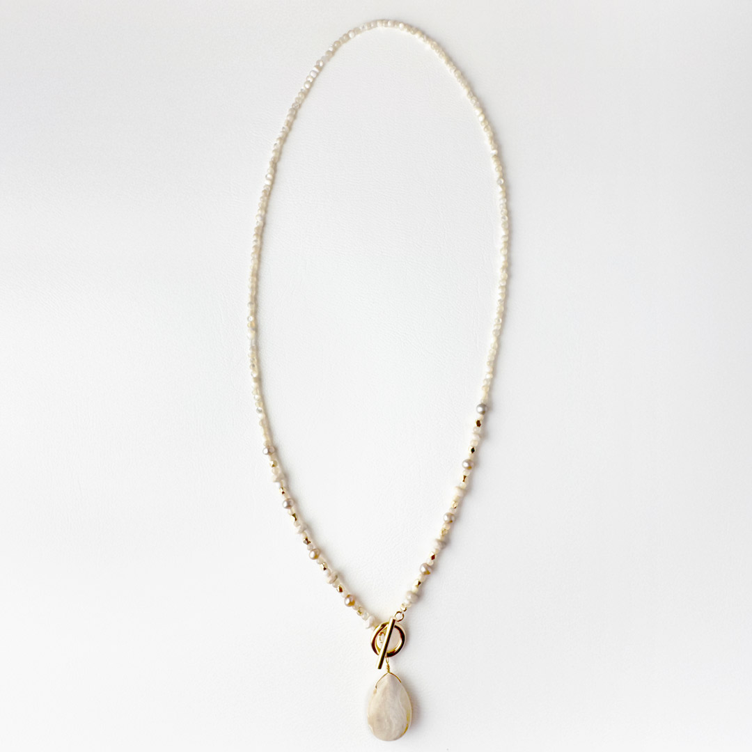 カラーで選ぶペンダントネックレス（ベージュ）ミルキーオパール【Fortune Stone Table】