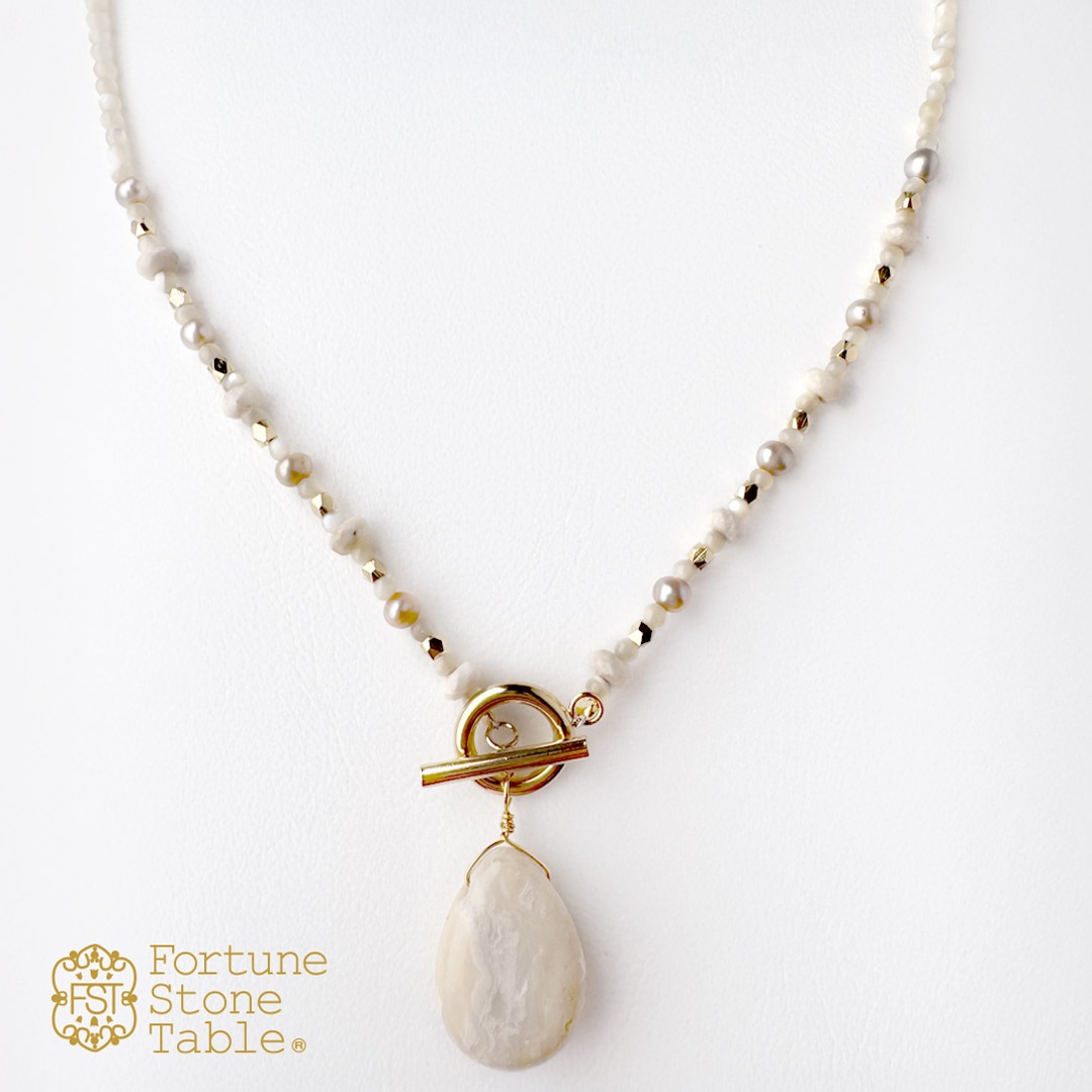 カラーで選ぶペンダントネックレス（ベージュ）ミルキーオパール【Fortune Stone Table】