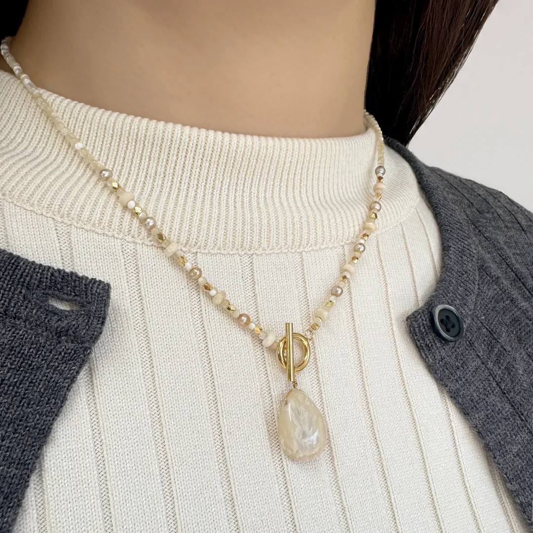 カラーで選ぶペンダントネックレス（ベージュ）ミルキーオパール【Fortune Stone Table】