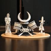 【2025年9月リニューアル】金襴亀甲花紋　兜飾り