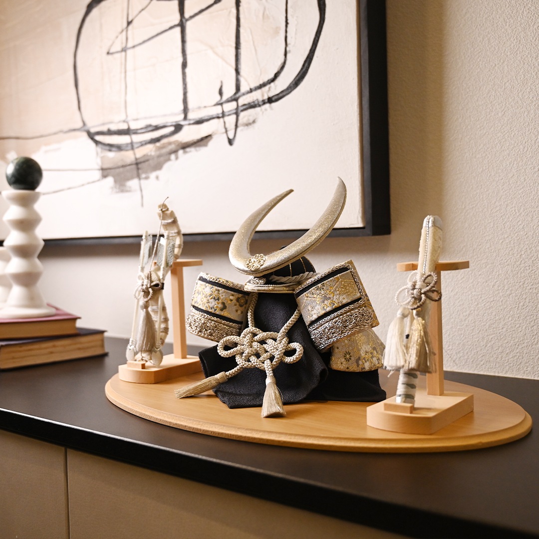 【2025年9月リニューアル】金襴亀甲花紋 兜飾り