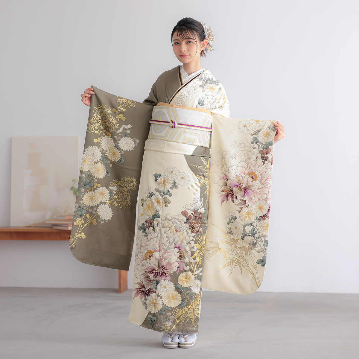 オフホワイト×茶 菊牡丹に笹（【振袖・袋帯・長襦袢のセット商品】）