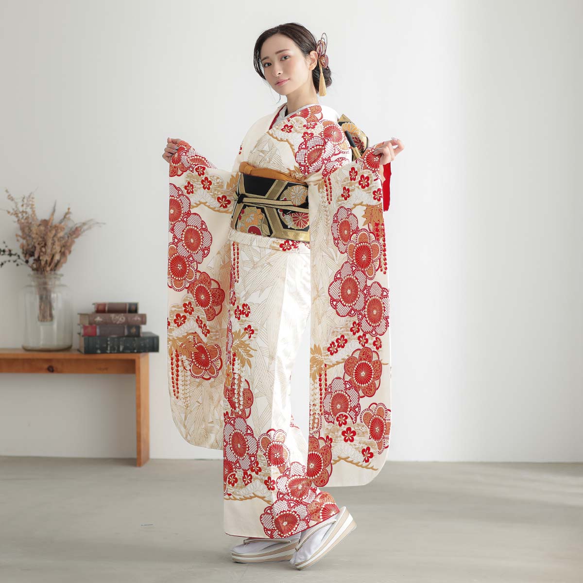 白綸子振袖と帯 菊桜に破れ紗綾形白綸子振袖