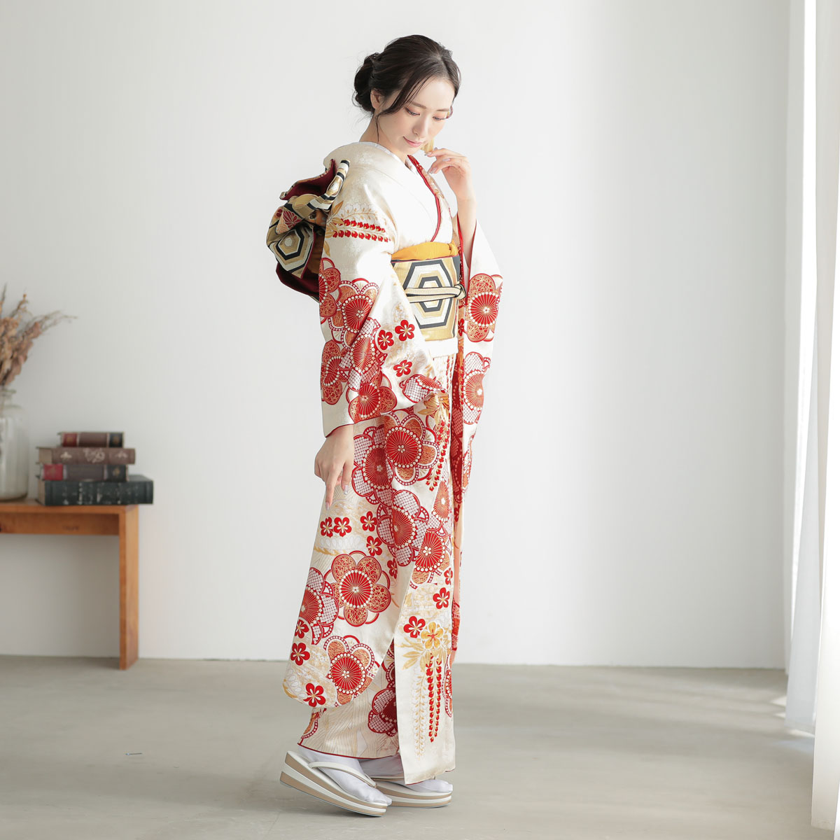 着物別誂正絹振袖滝泰謹製絞り加工しつけ付新品未使用品 最高級古典柄振袖 滝泰/最高級金彩刺繍絞り友禅 赤/金 貝桶柄