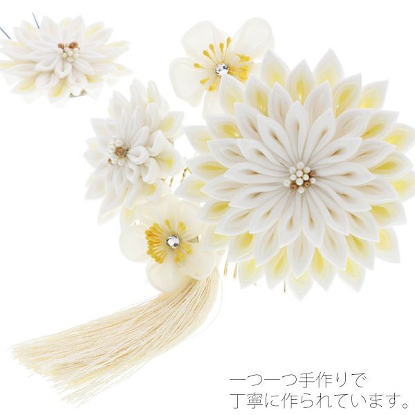 純白の 花寄せ つまみ細工 大きな 髪飾り 純白の 花寄せ つまみ細工 大きな 髪飾り