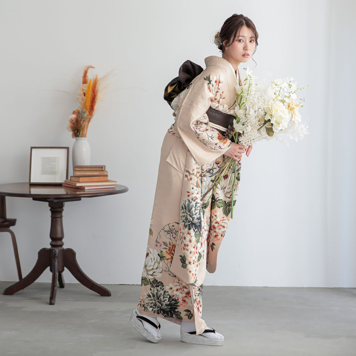 ジャパンスタイル　ライトアプリコット　菊に桜（【振袖・袋帯・長襦袢のセット商品】）