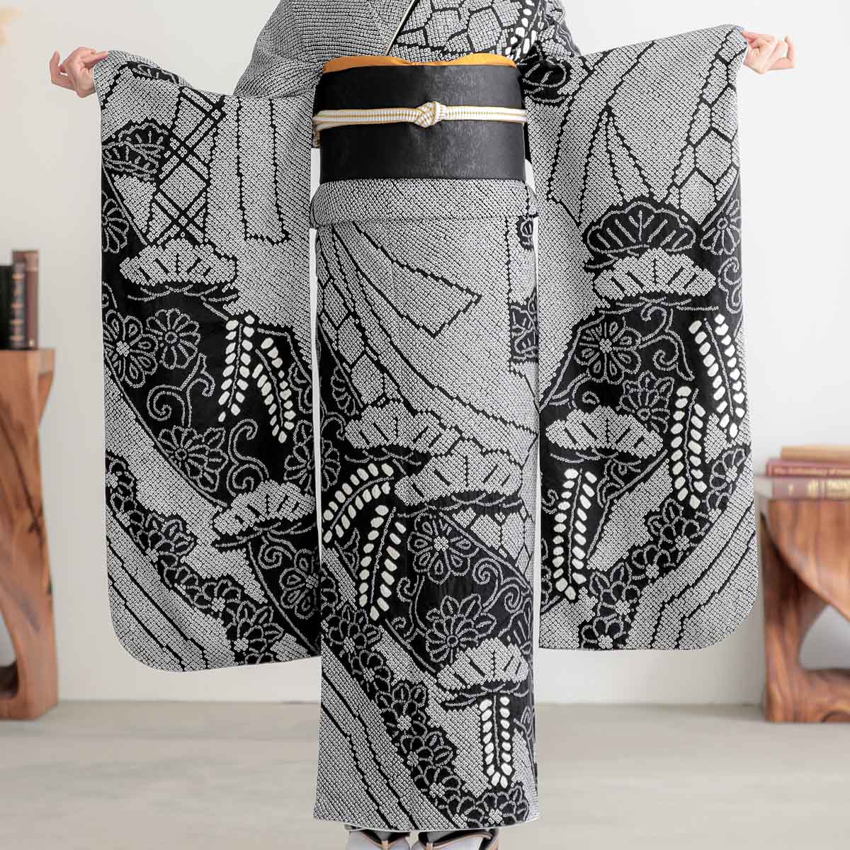 総絞り 黒地 下り藤枝葉花 振袖 黒金全通柄袋帯 振袖単品 松、藤の花文様の黒の総絞り振袖 | レンタル七五三着物・振袖 TAO
