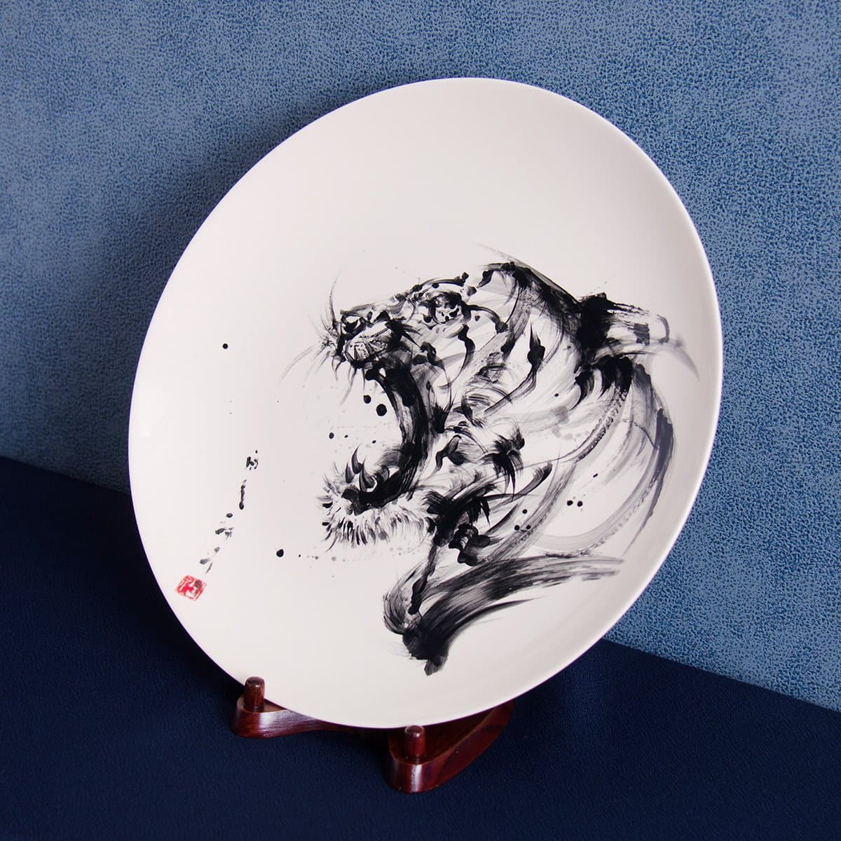 木製スタンド
陶墨皿の存在感をより引き立てる木製スタンドが