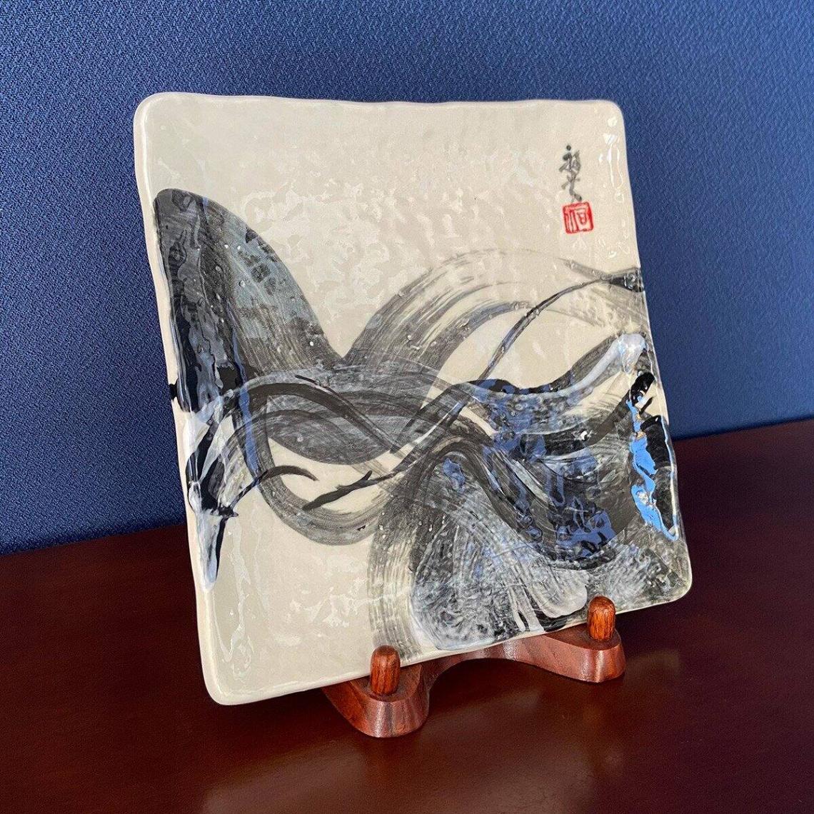 木製スタンド
陶墨皿の存在感をより引き立てる木製スタンドが