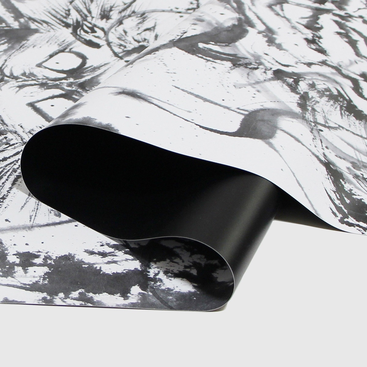 遮光性に優れた生地
生地は遮光（光が透けない）で仕上げ、壁