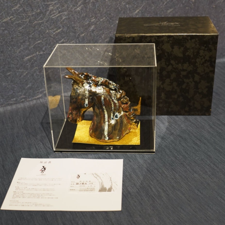 化粧箱・ケース付属
ディスプレイ用の化粧箱とアクリルケース