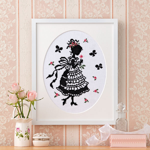 刺繍画　花を持った少女 刺しゅうキット 『クロスステッチ刺繍キット オノエ・メグミの
