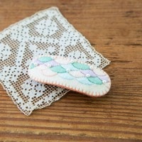 Piece (ピース) 刺しゅうキット 『plomme (プロンメ) アクセサリーキット バレッタ 木漏れ日』|刺繍キット|刺しゅう