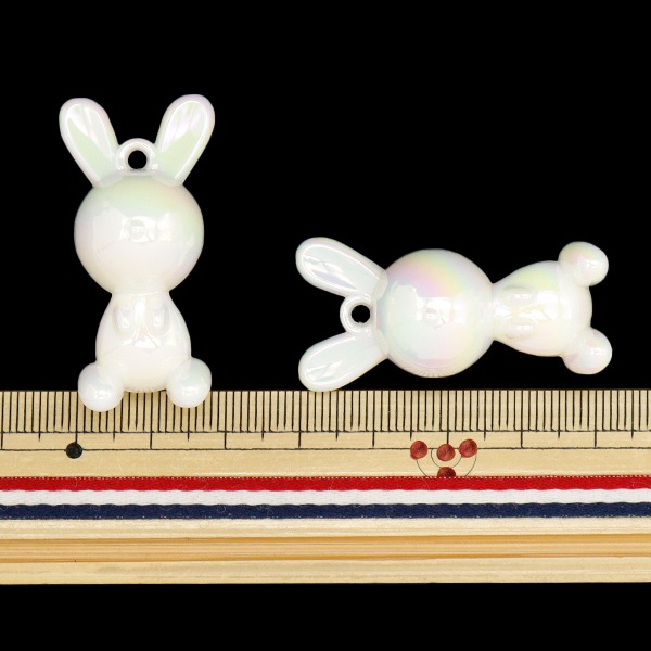 アクセサリー素材 『アクリルチャーム うさぎ ホワイト 2個入り A4714