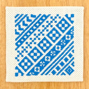 こぎん刺し　鍋帽子(紺✖️紺) スリット入り 刺繍ねこ帽子 キャップ こっち見んな 紺 CP-1 キャップ まめまめ