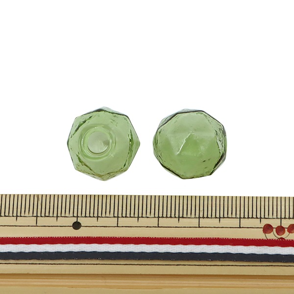 アクセサリー素材 『ガラスボール カット入り 18mm 2個入り グリーン