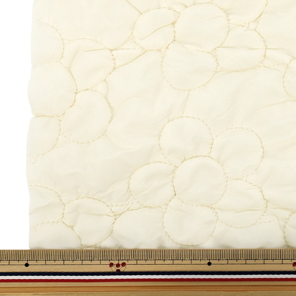 六角形花柄　キルト途中までしてます。約137cm x 170cm 生地 『カジュアルキルトカットクロス フラワー大 約50×80cm ホワイト