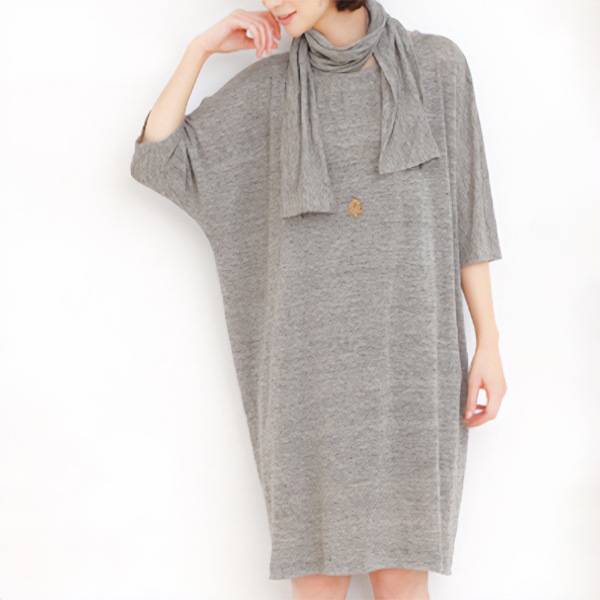 エルメスウールワンピース/胸元刺繍のコクーンシルエット