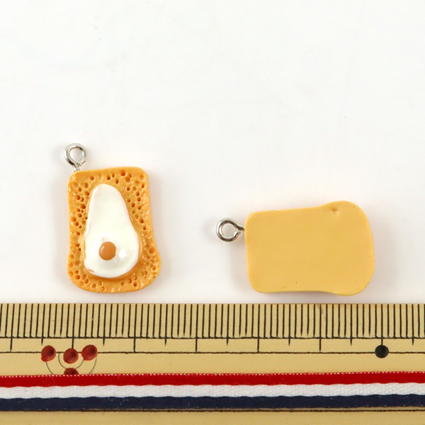 チャーム 『ミニチュアパンチャーム 目玉焼きトースト 2個入 10-3071