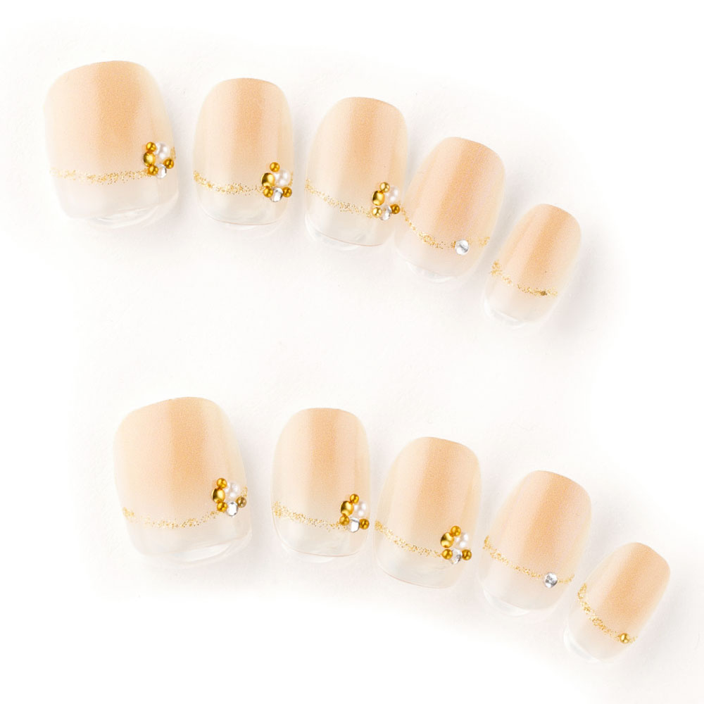 ベージュの肌なじみの良いビジューネイル