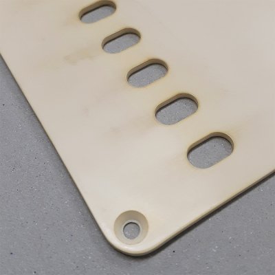 【YJB PARTS】 ストラト用バックプレート ビンテージタイプ レリックエイジドホワイト1P 【メール便送料無料】