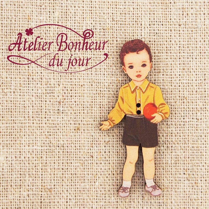 フランス製 木製ボタン 2つ穴 （黄色いシャツの男の子） アトリエ・ボヌール・ドゥ・ジュール