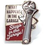 アンティークメタルプレート　ダイカット［STAYS IN THE GARAGE］