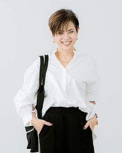【YOKO ISHIBASHI】袖リボンアクセントバンドカラーシャツ|TOPS