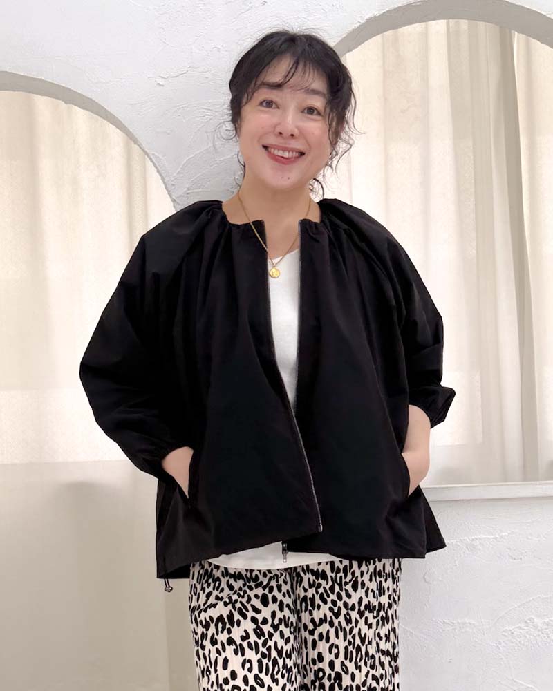 美品 ダーマコレクション ボリュームスリーブブルゾン 黒 フリル 撥水 大きい otostyle】ボリュームスリーブノーカラーギャザーブルゾン