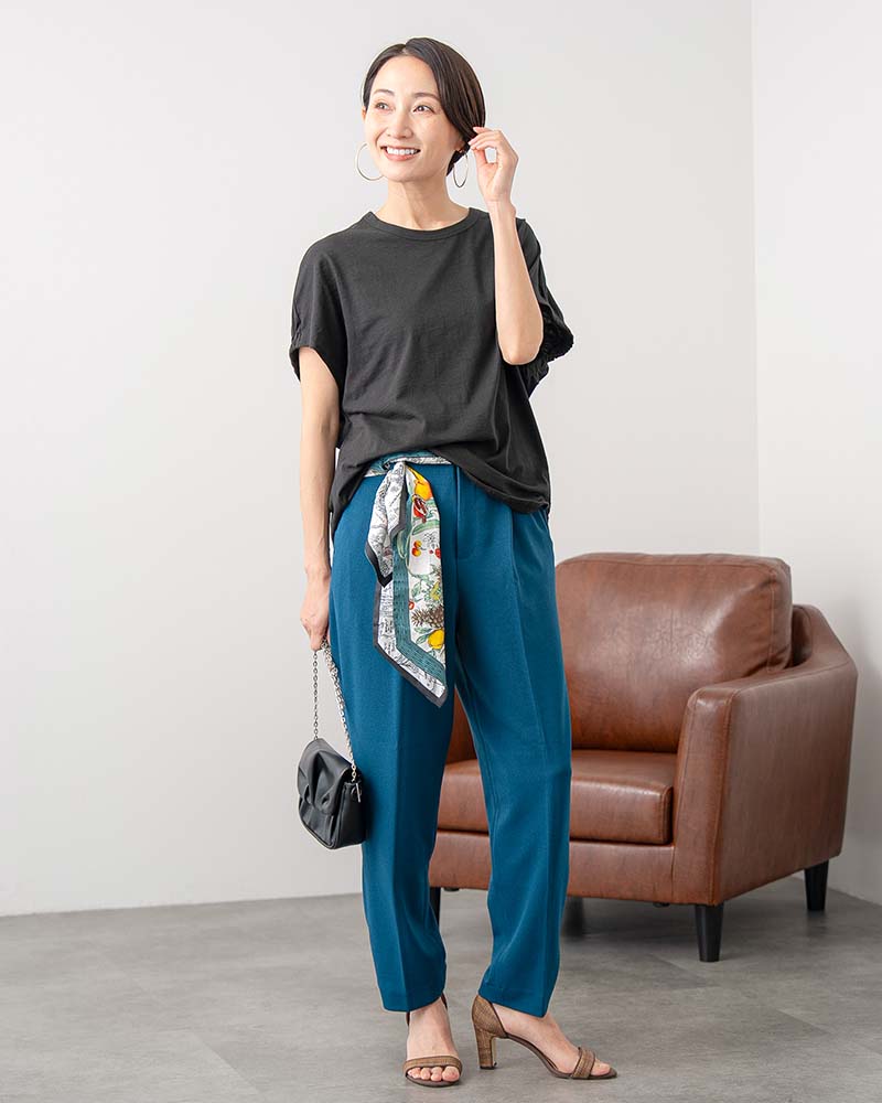 タック入りワイドテーパードパンツ