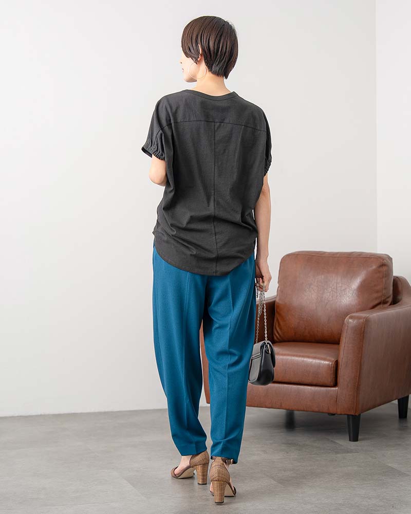 タック入りワイドテーパードパンツ