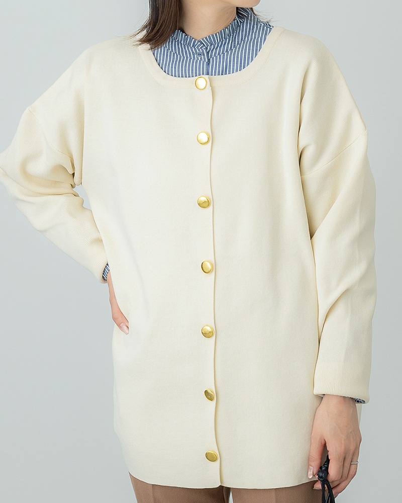 金釦アクセントスポンディッシュニットクルーネックカーディガン