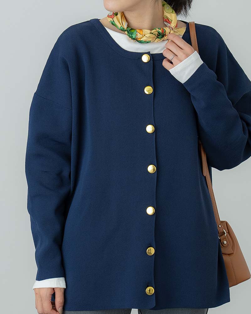 金釦アクセントスポンディッシュニットクルーネックカーディガン