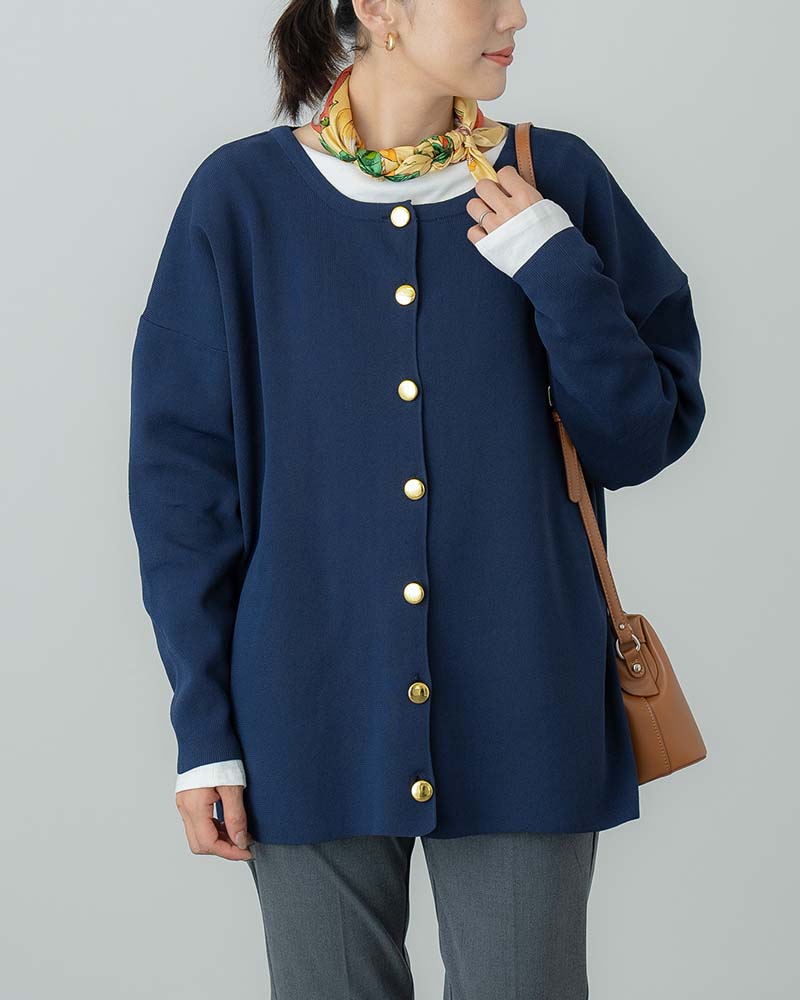 金釦アクセントスポンディッシュニットクルーネックカーディガン