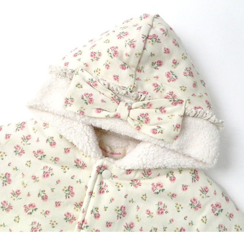 ベビー服 ベビーマント 裏ボア 中綿入り 中わた おくるみ 防寒着 アウター リボン 小花柄 (60-90cm)【ZOOLAND】 ズーランド ベビーロンパース ケープ カバーオール バギーオール つなぎ ツナギ 雪遊び 新生児 女の子 ガーリー