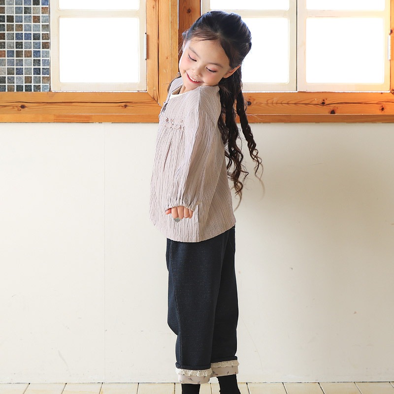 ガールズ ジャケット ブルゾン ポケット付き 長袖 フリル チャーム付き 女の子 キッズ ベビー 【UZULAND ウズランド】 アウター 羽織り 裏地無し 一重 ライトアウター フロントジップ シャツ ブラウス ピンク アイボリー 無地 春物 80cm 90cm 95cm 100cm 110cm 120cm 130cm