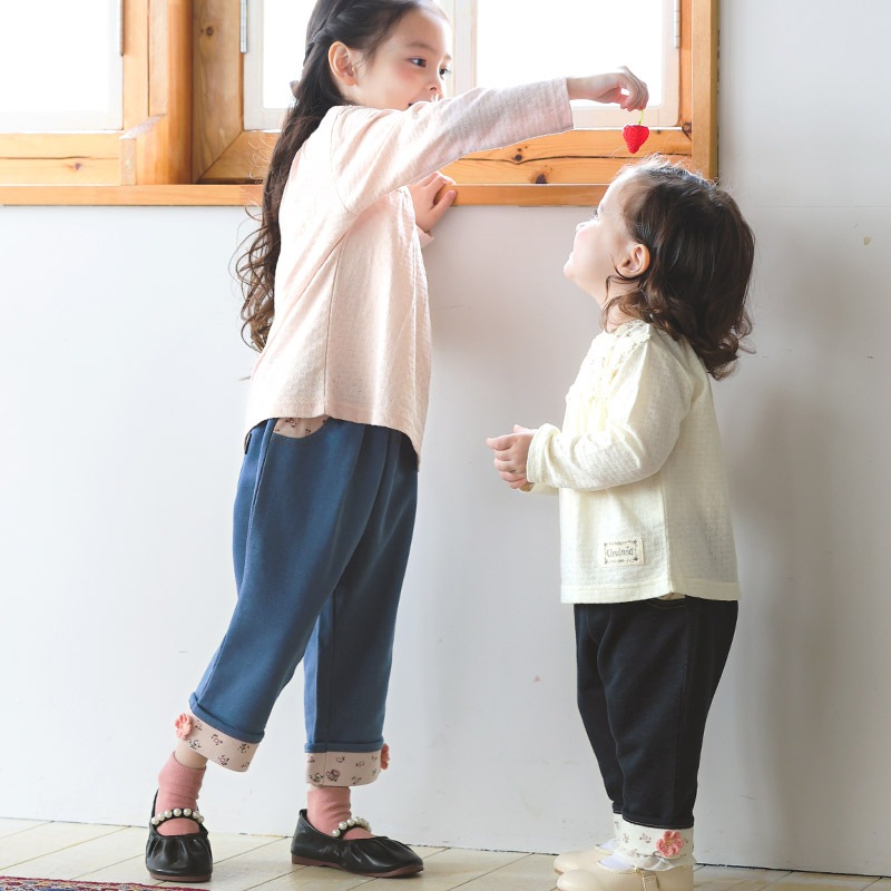 7分丈パンツ ニットデニム ガールズ 女の子 キッズ ベビー ( 80-130cm )【 UZULAND ウズランド 】 カジュアル ストレッチパンツ ジーパン ポケット付き 裾折り曲げ ロールアップ 小花柄 フラワー くすみカラー ピンク ネイビー 秋物 80cm 90cm 95cm 100cm 110cm 120cm 130cm