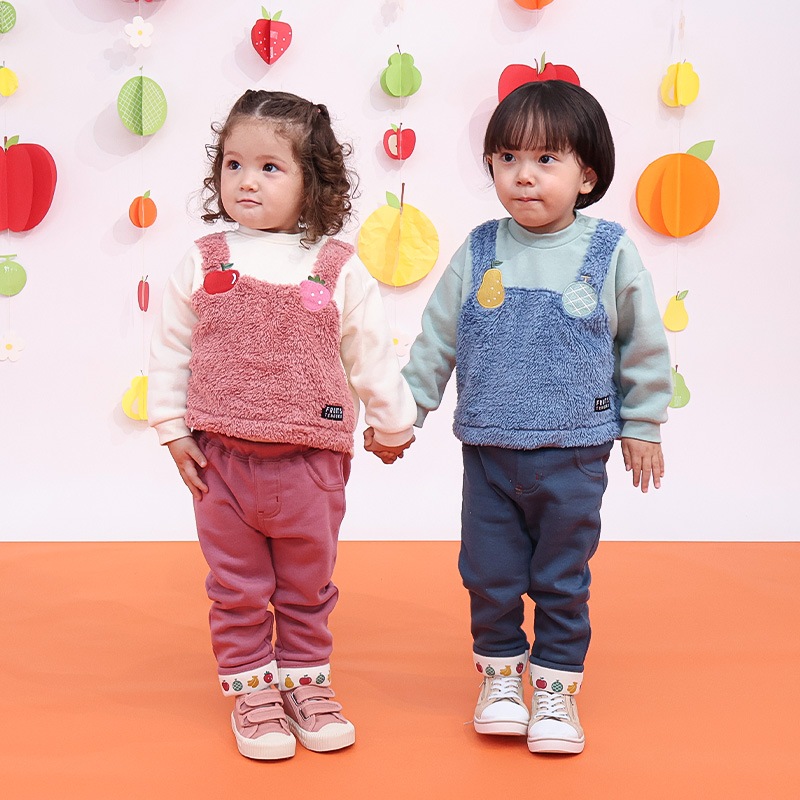 キッズ スウェットトレーナー 長袖 裏起毛 起毛あり オーバーオール風 ベビー トップス 男の子 女の子【フルーツ天国】 苺 いちご イチゴ りんご 林檎 メロン ラフランス 洋梨 フルーツ くだもの 果物 かわいい マイクロファイバー フリース 80 90 95 100 110 120 130