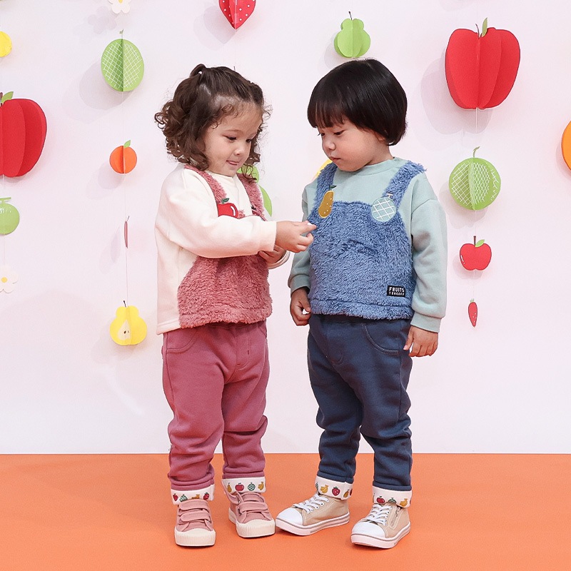 キッズ スウェットトレーナー 長袖 裏起毛 起毛あり オーバーオール風 ベビー トップス 男の子 女の子【フルーツ天国】 苺 いちご イチゴ りんご 林檎 メロン ラフランス 洋梨 フルーツ くだもの 果物 かわいい マイクロファイバー フリース 80 90 95 100 110 120 130