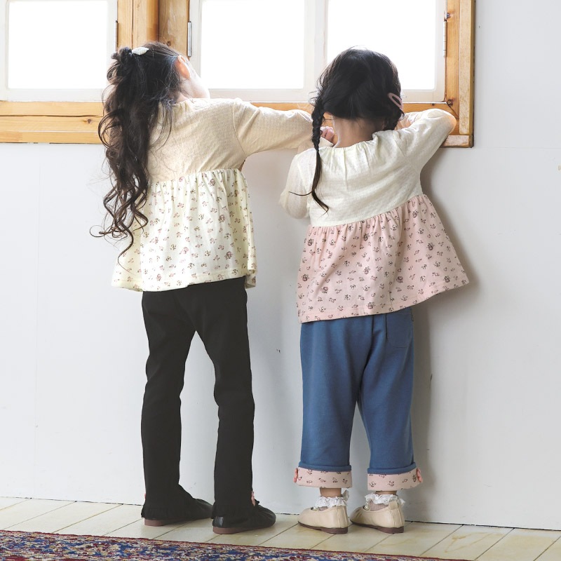 ガールズ ロンT 花柄 レース 切替 長袖 Tシャツ トップス チャーム付き 女の子 キッズ ベビー ( 80-130cm )【 UZULAND ウズランド 】 チュニック ブラウス 重ね着風 ジャカード くすみカラー カットソー ピンク アイボリー 秋物 80cm 90cm 95cm 100cm 110cm 120cm 130cm