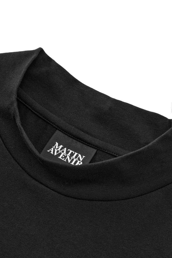 エンブロイダリーモックネックTシャツ