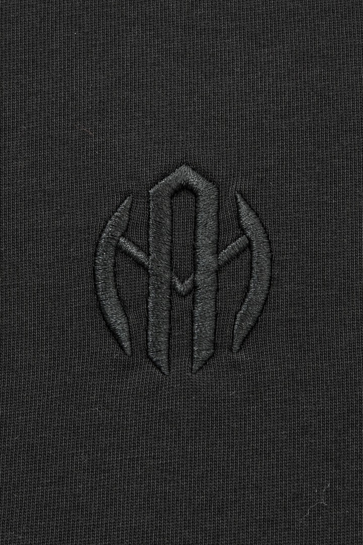 ワンポイントロゴ刺繍Tシャツ オールブラック | すべての商品