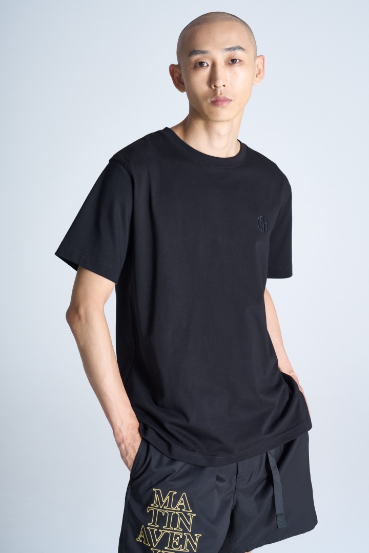ワンポイントロゴ刺繍Tシャツ オールブラック | すべての商品